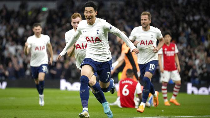 Pemain Tottenham Hotspur Son Heung-min (tengah) melakukan selebrasi usai mencetak gol ke gawang Arsenal pada pertandingan sepak bola Liga Inggris di Stadion Tottenham Hotspur, London, Inggris, 12 Mei 2022. Tottenham Hotspur menang 3-0. (AP Photo/Matt Dunham)