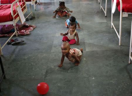 Children of the women who underwent sterilisation surgery at a government mass sterilisation camp, play inside a hospital ward at Bilaspur district in Chhattisgarh November 15, 2014. REUTERS/Anindito Mukherjee