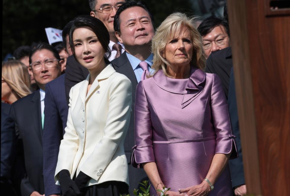 WASHINGTON, DC - APRIL 26: U.S. first lady Jill Biden (R) and South Korean first lady Kim Keon-hee (L) stand during an arrival ceremony for South Korean President Yoon Suk-yeol at the White House, April 26, 2023 in Washington, DC. U.S. President Joe Biden is hosting the South Korean state visit including a bilateral meeting in the Oval Office, a joint press conference, and a state dinner in the evening. (Photo by Win McNamee/Getty Images)