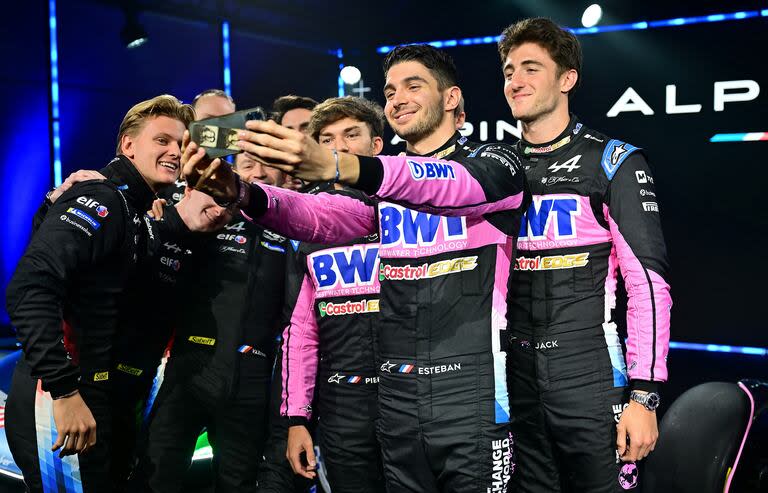 En la presentación del equipo Alpine este año: Esteban Ocon toma la selfie, con Jack Doohan posando a su izquierda y Pierre Gasly a su derecha; en un extremo, Mick Schumacher.