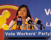 WP candidate Lee Li Lian speaks at the party's final rally in Punggol East. (Yahoo! photo)