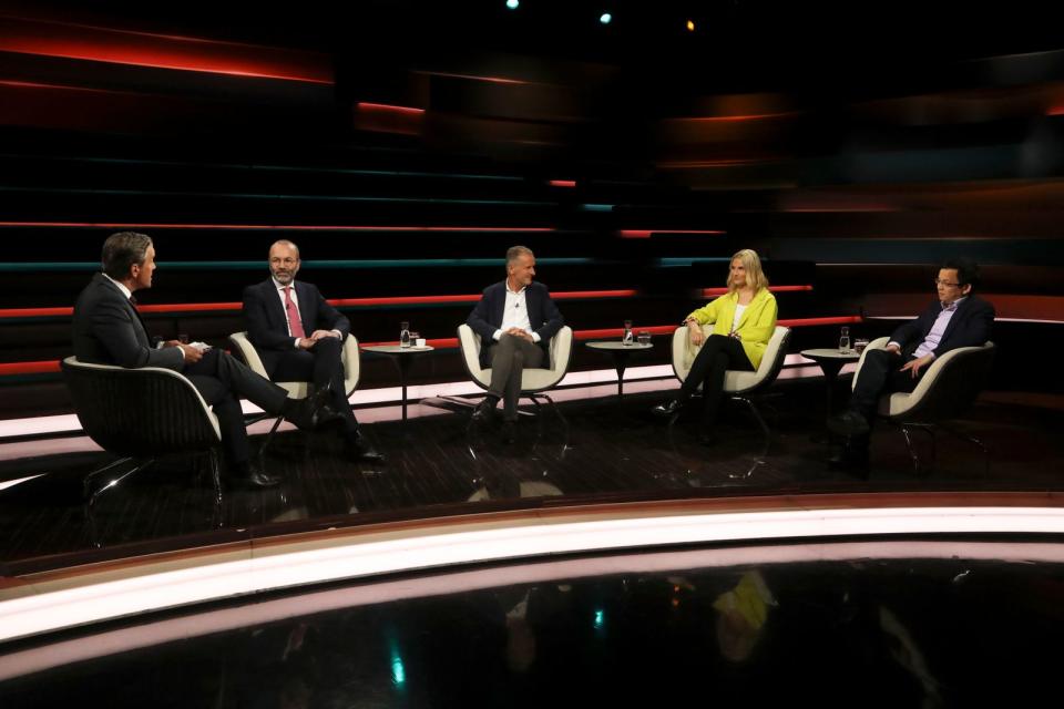 Markus Lanz (links) diskutierte am Dienstagabend mit (von links) CSU-Politiker Manfred Weber, Ex-VW-Chef Herbert Diess, Journalistin Carolina Drüten und Asienexperte Felix Lee. (Bild: ZDF / Cornelia Lehmann)