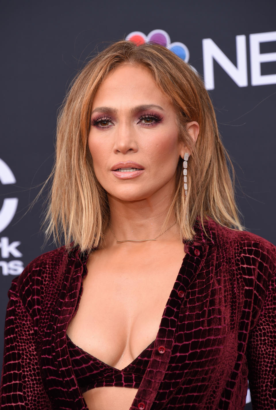 <p>La camisa escotada fue bastante reveladora y dejaba ver un brasier del mismo material. Foto: Getty Images </p>