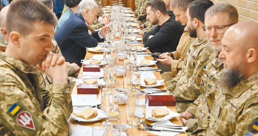 烏克蘭總統澤倫斯基和穆斯林軍人吃開齋飯。（圖／摘自烏克蘭總統府官網）