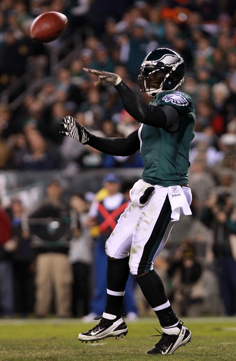 PHILADELPHIA, PA - NOVEMBER 07: Quarterback Michael Vick #7 of the Philadelphia Eagles throws a pass against the Chicago Bears during the fourth quarter of the game at Lincoln Financial Field on November 7, 2011 in Philadelphia, Pennsylvania. (Photo by Nick Laham/Getty Images)