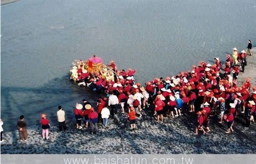 2001年白沙屯媽祖轎身直衝河裡，眾人橫跨濁水溪。（圖／翻攝自白沙屯媽祖婆網站）