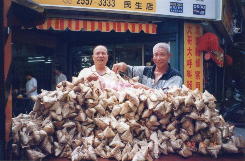 周棟樑（左）與馮龍寶2個沒血緣的友人，合夥經營阿桐阿寶四神湯。（周育賢提供）