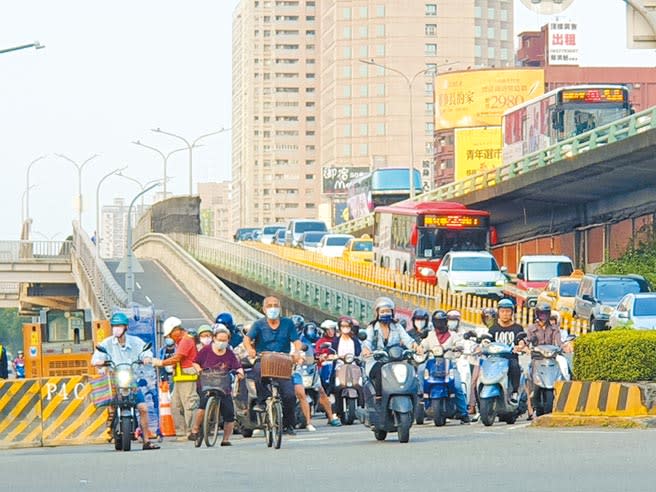 民族陸橋機車道功成身退，21日凌晨正式封閉拆除，預計12月1日恢復平面機車通行。（袁庭堯攝）