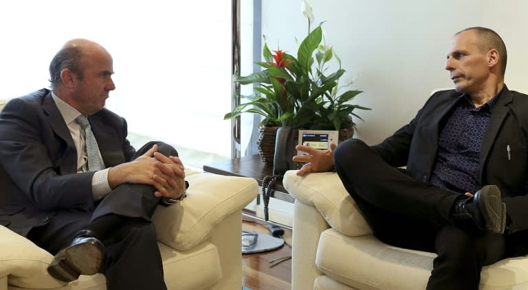 Spanish Finance Minister Luis de Guindos (L) with Yaris Varoufakis, his Greek counterpart at the time of the meeting in Madrid on May 8, 2015