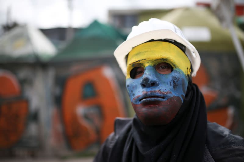 Un manifestante forma parte de protestas para exigir medidas del gobierno para abordar la pobreza, la violencia policial y las desigualdades en el sistema de salud y de educación, en Bogotá, Colombia