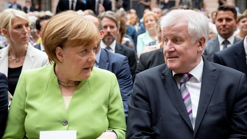 Liegen beim Thema Asylpolitik über Kreuz: Kanzlerin Merkel und Innenminister Seehofer. Foto: Kay Nietfeld