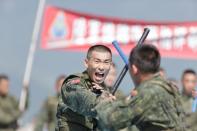 空軍花蓮基地19日舉行營區開放全兵力預校，特別邀請陸軍特戰部隊進行特技操演。（軍聞社記者陳建興攝）