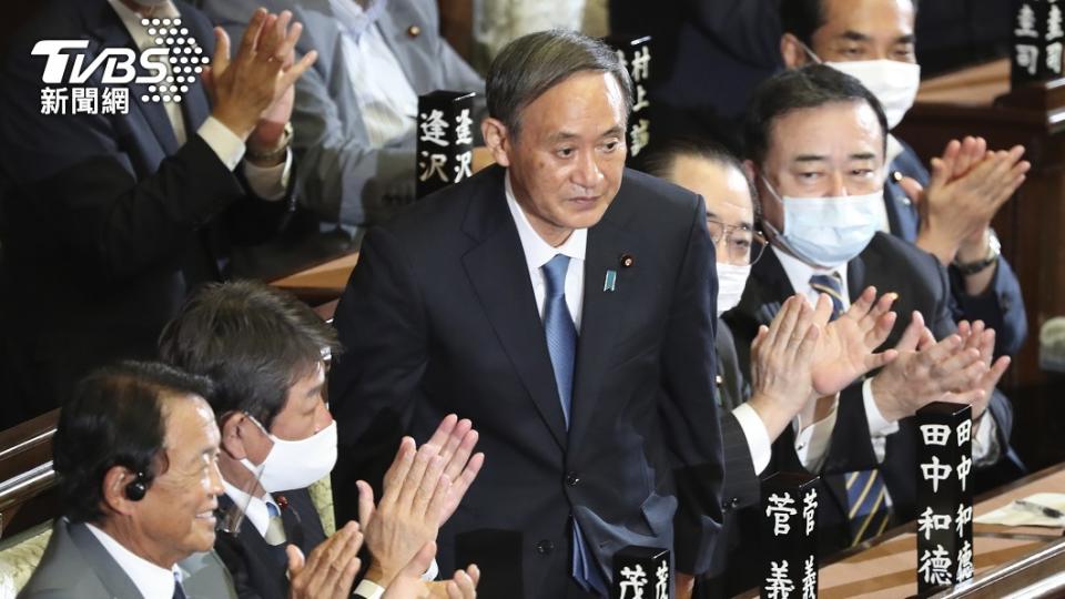 菅義偉接任日本首相，在疫情嚴峻的挑戰下，堅持如期舉辦東京奧運。（圖／達志影像美聯社）