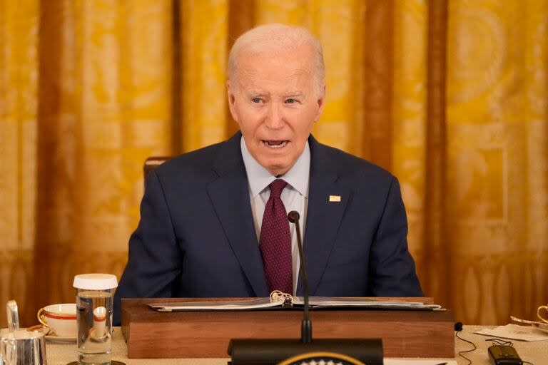 El presidente de Estados Unidos, Joe Biden, interviene en una cumbre trilateral con su homólogo filipino, Ferdinand Marcos Jr., y con el primer ministro de Japón, Fumio Kishida, en la Casa Blanca, Washington, el 11 de abril de 2024. (AP Foto/Mark Schiefelbein)