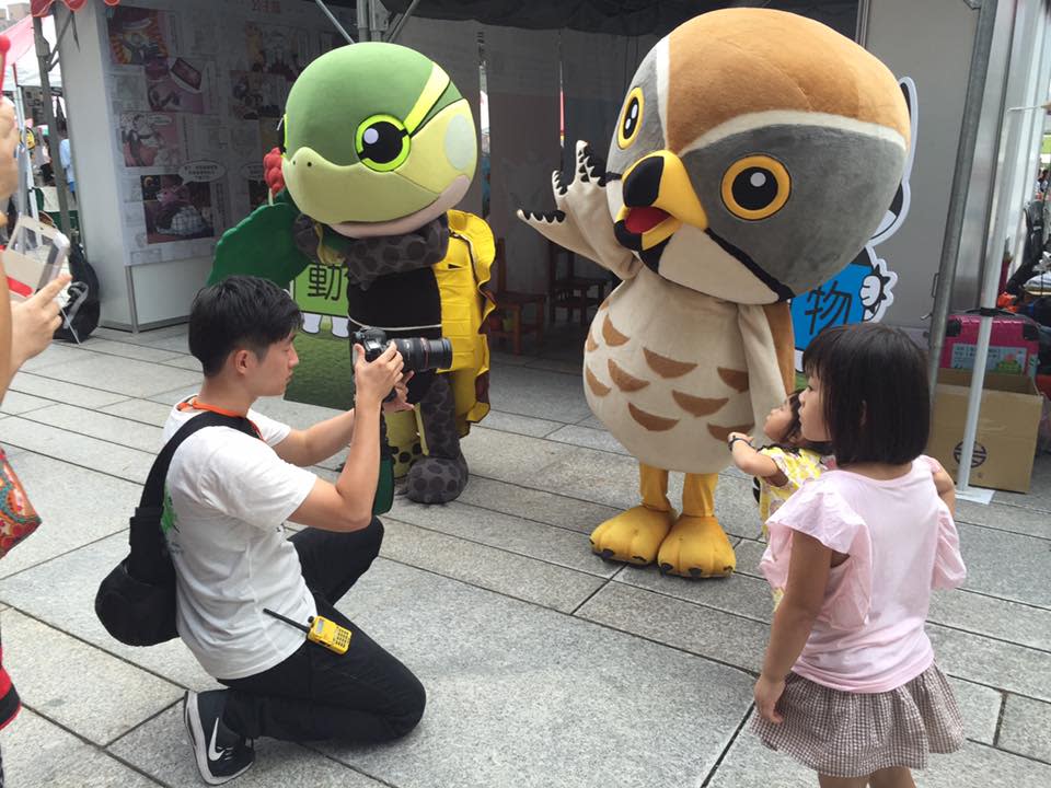 大型動物布偶保育大使與小朋友相見歡。（2016年挺挺動物生活節）