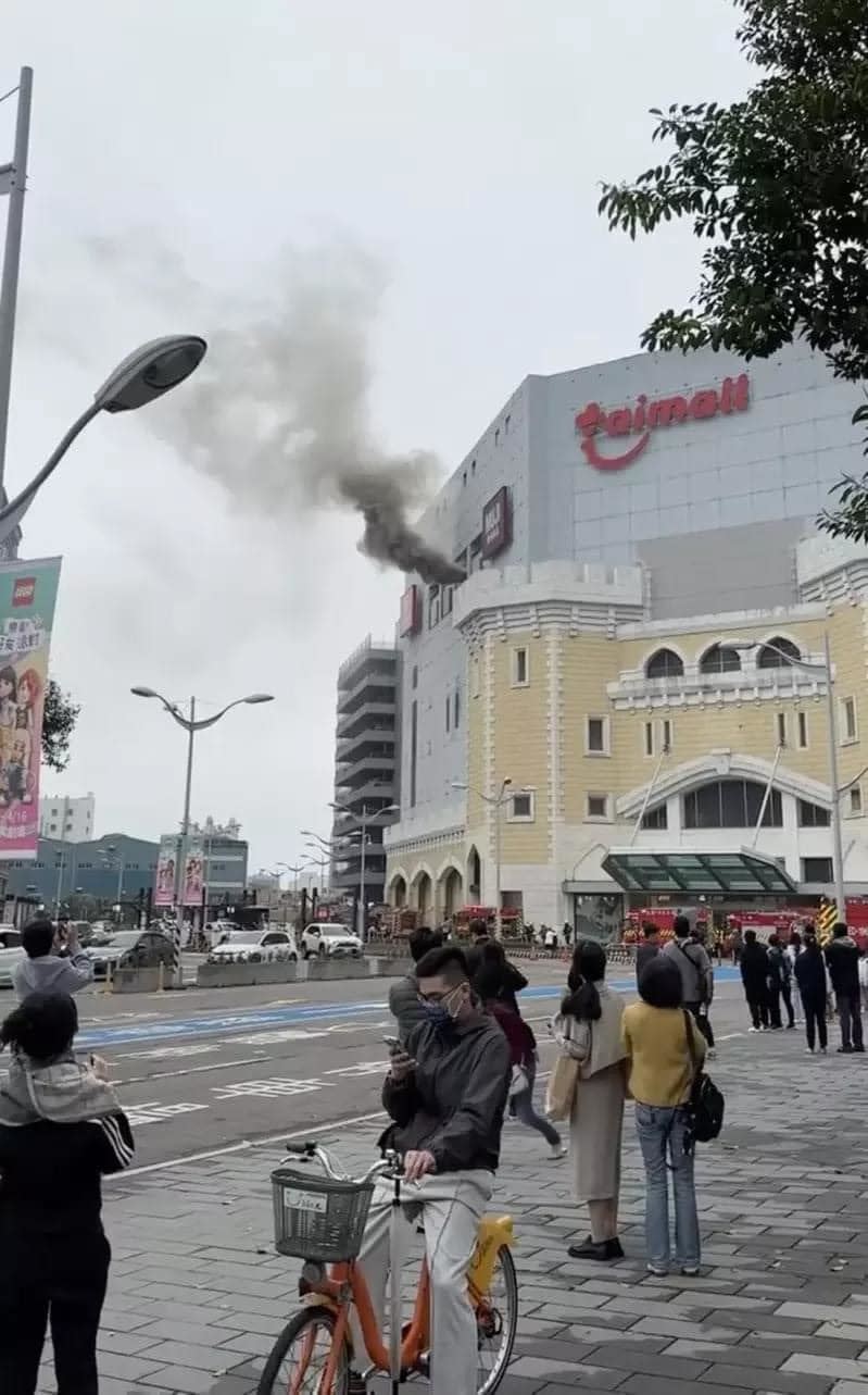 台茂購物中心6樓發生火警。（圖／翻攝自臉書《我是中壢人》）