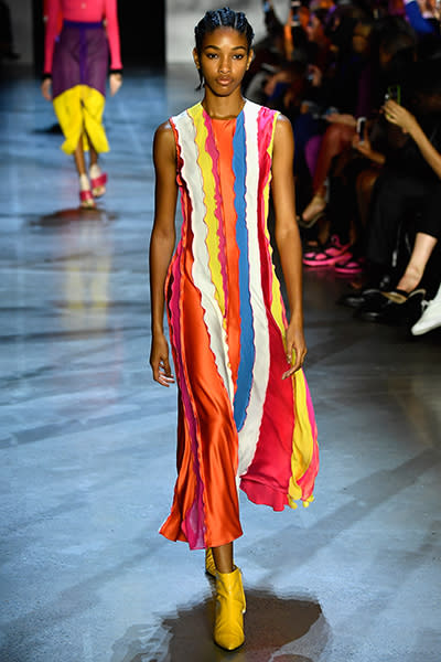 <p>Una de las firmas que más se sumó a la explosion de color de la NYFW Primavera-Verano 2019 fue esta, y sin duda no escatimó en combinar de todo. Foto: Frazer Harrison / Getty Images. </p>