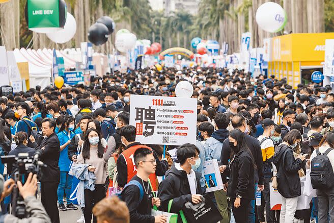 立委質詢指出，政府調薪會帶動民間企業跟進，行政院人事總處人事長蘇俊榮強調，希望朝這樣的方向努力。圖為台大校園徵才博覽會4日登場，今年有超過300家企業共襄盛舉。（郭吉銓攝）