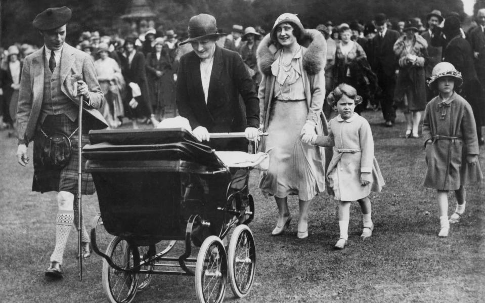 Royale Gartenparty 1931: Der Herzog und die Herzogin von York schieben den Kinderwagen, in dem die kleine Prinzessin Margaret liegt, Elizabeth (zweite von rechts) läuft an der Hand der Nanny. (Bild: Popperfoto via Getty Images/Getty Images)