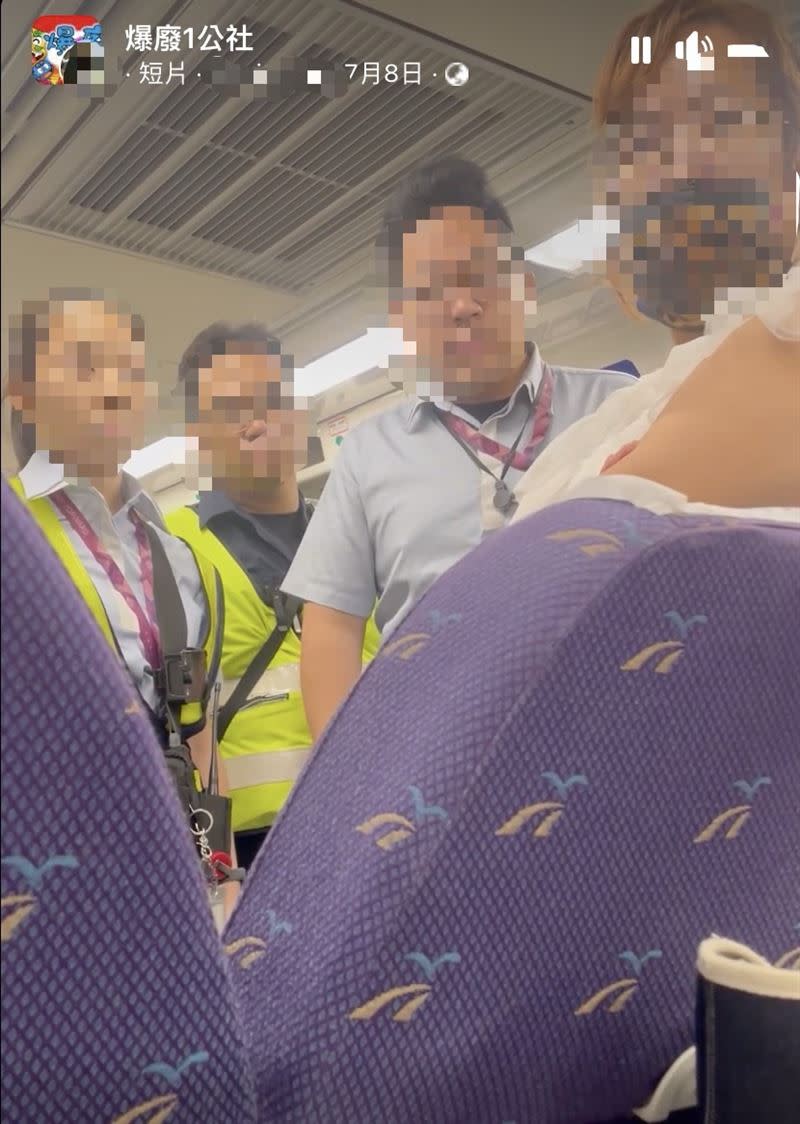 其他乘客看不下去在一旁幫腔反制白衣婦人。（圖／翻攝自《爆廢1公社》）