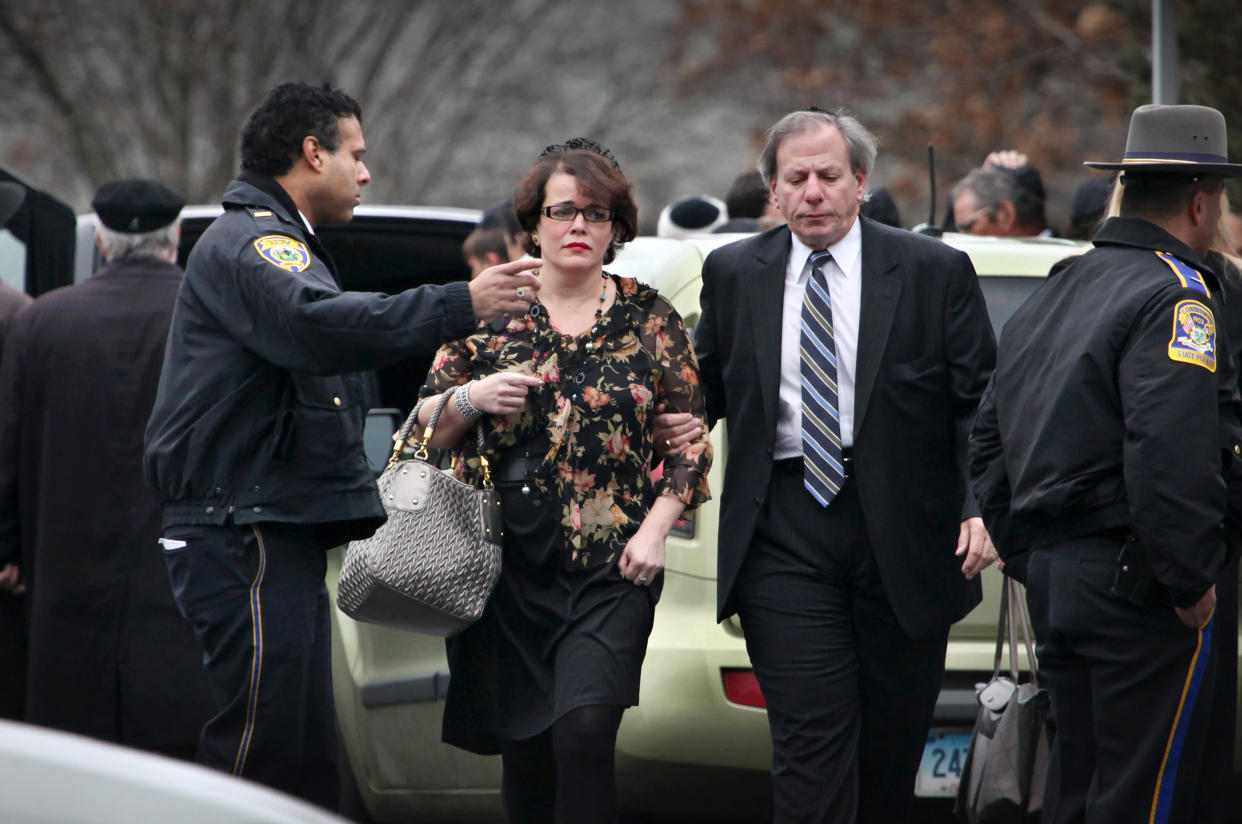Veronique de la Rosa, la madre de Noah Pozner, una de las víctimas del tiroteo masivo en la escuela primaria Sandy Hook, tras su funeral en Fairfield, Connecticut, el 17 de diciembre de 2012. (Richard Perry/The New York Times)
