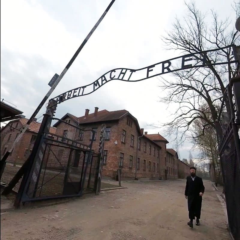 Groups go on a virtual guided tour of Auschwitz-Birkenau and Polish Jewry before the Holocaust by using Virtual Reality headsets