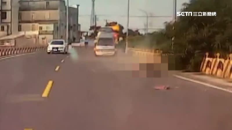 後方駕駛提供行車影像，發現肇事的拖吊車絲毫沒有停下來，留下老翁倒在路邊。
