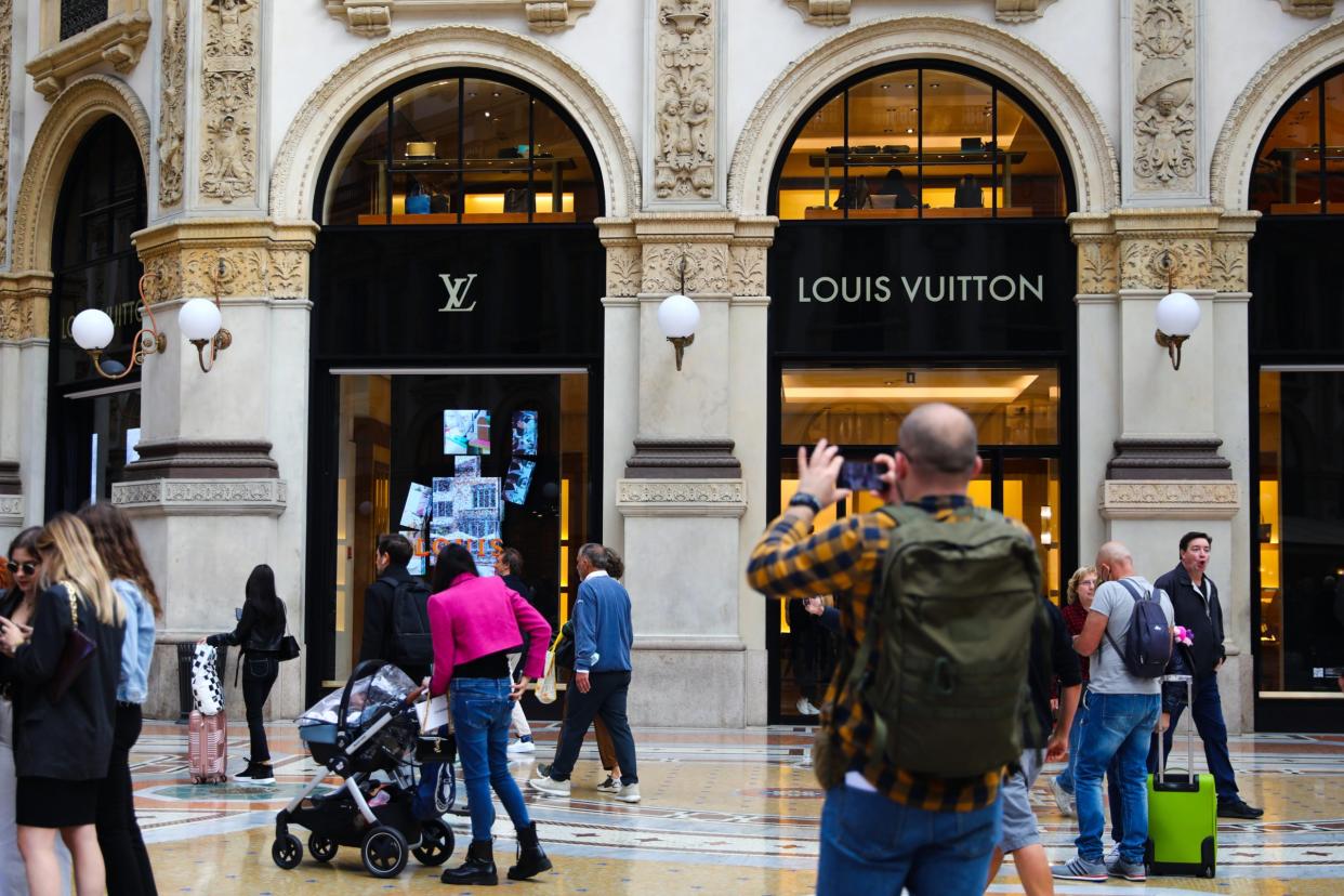 Luxus pur: ein Louis-Vuitton-Geschäft in Mailand (Symbolfoto). - Copyright: picture alliance / NurPhoto | Beata Zawrzel