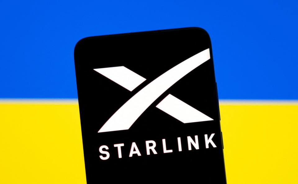 El logo Starlink en un smartphone con el fondo de la bandera de Ucrania / ilustración/REUTERS/Dado Ruvic/Illustration