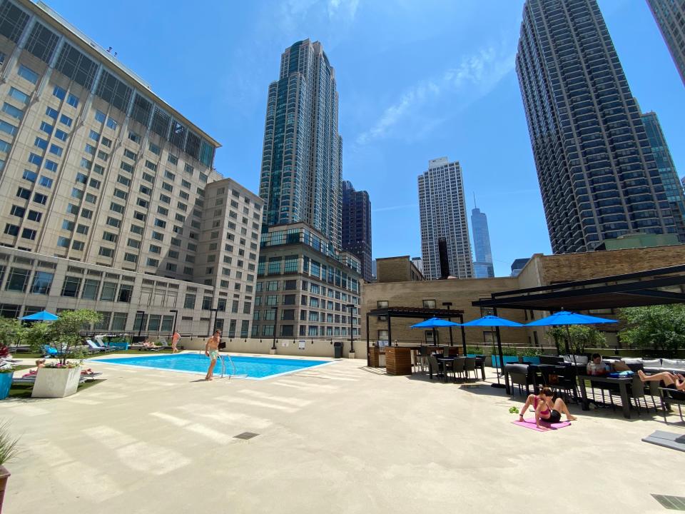 The pool and outdoor space at 750 N Rush in chicago