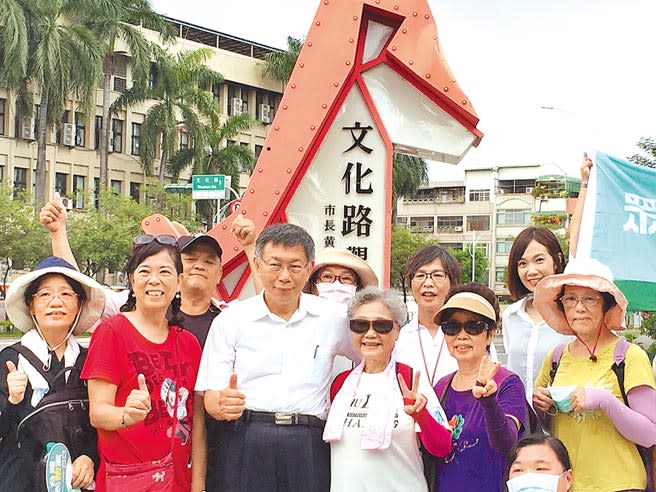 民眾黨主席柯文哲（前排左三）到嘉義市小旅行，受到民眾歡迎。（廖素慧攝）