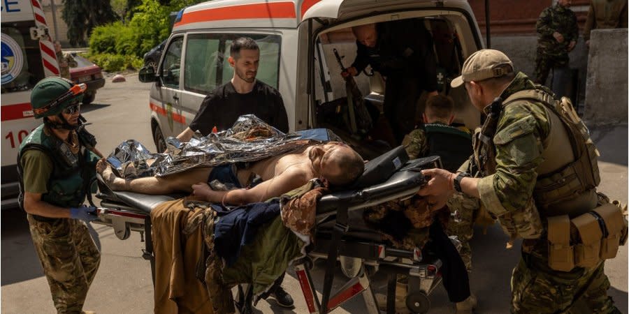 Hundreds of medics work in “hot spots” in Eastern Ukraine, saving the lives of military and civilians under fire