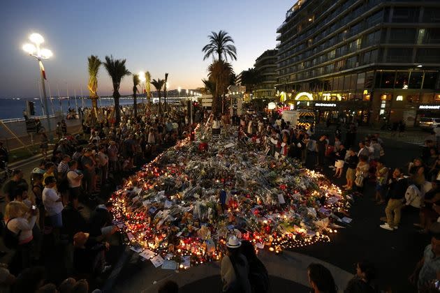 Le 17 juillet 2016, trois jours après l'attentat de Nice, des milliers de personnes se réunissaient pour rendre hommage aux victimes. (Photo: VALERY HACHE via AFP)