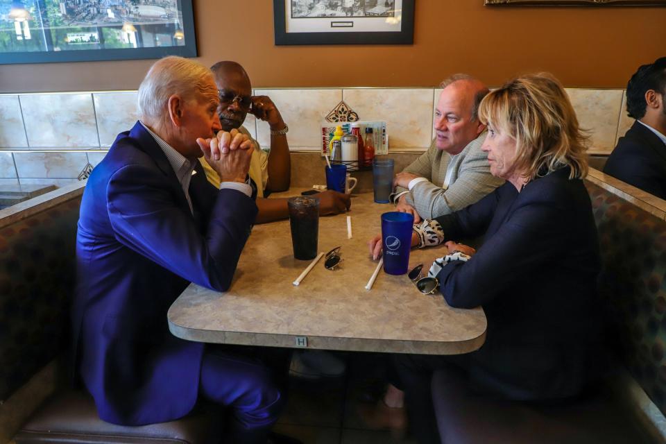 Voormalig Amerikaans vicepresident en Democratische presidentskandidaat Joe Biden zit naast NAACP Detroit Branch President Rev. Wendell Anthony in een hokje met Detroit burgemeester Mike Duggan en zijn zus Valerie Biden Owens in Detroit One Coney Island in Detroit op donderdag 1 augustus 2019.