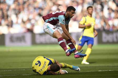 Britain Soccer Football - West Ham United v Everton - Premier League - London Stadium - 22/4/17 West Ham United's Jonathan Calleri in action with Everton's Phil Jagielka Action Images via Reuters / Tony O'Brien Livepic