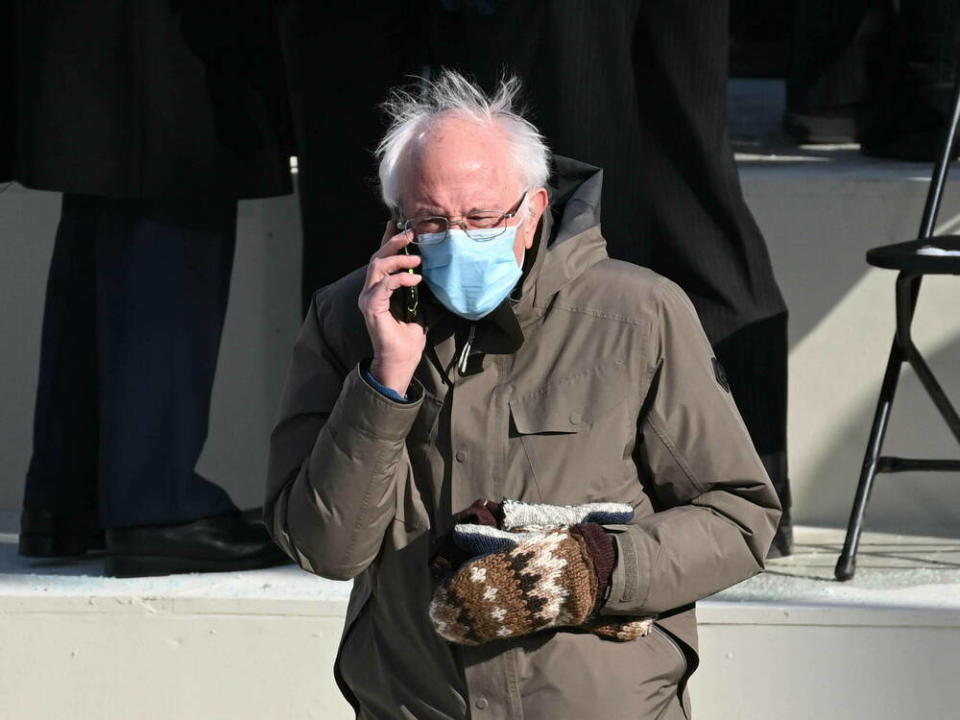 Bernie Sanders mit dicken Strickhandschuhen bei der Amtseinführung des neune US-Präsidenten Joe Biden. (Bild: imago images/MediaPunch)