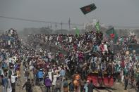 <p>Muslime aus Bangladesch machen sich nach dem dreitägigen Religionsfest Bishwa Ijtema in Tongi auf den Heimweg. (Bild: AP) </p>