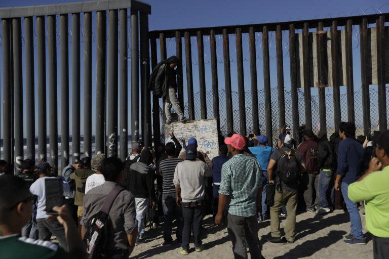 Migrant caravan: More than 1,500 refugees and migrants arrive at US-Mexico border