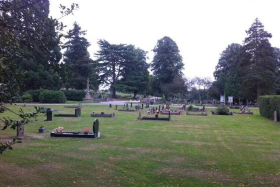 Kingsthorpe Cemetery, Northampton (geograph.org)