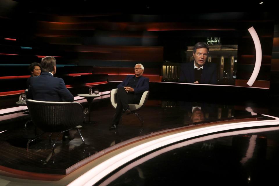 Wie umgehen mit den FIFA-Drohungen? Golineh Atai, Markus Lanz, Thomas Kistner und Robert Habeck (von links) waren im Großen und Ganzen einer Meinung. (Bild: ZDF / Cornelia Lehmann)