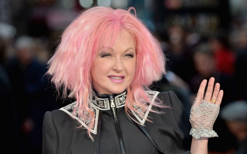 Cyndi Lauper war das schrillste Mädchen der 80-er und lieferte mit "Girls Just Want To Have Fun" einen der größten Pop-Hits aller Zeiten. Bis heute treibt sie es bunt und macht, was ihr gefällt: Die inzwischen 68-Jährige feierte zuletzt mit ihrem Musical "Kinky Boots" große Erfolge und veröffentlichte 2016 ihre aktuelle Platte "Detour" - ein Country-Album. (Bild: Anthony Harvey/Getty Images)