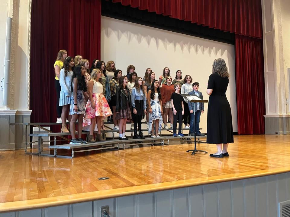 Director Michele Reeves leads the Gresham Middle School Choral Ensemble in a stunning rendition of “The Star Spangled Banner” to open GMS’s annual salute to veterans on Friday, Nov. 10, 2023