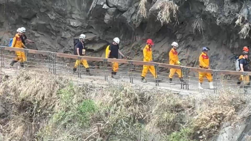 ▼花蓮山區仍有多處崩塌，有八名搜救人員一度失聯，因此14日起將暫緩搜救行動。（圖／東森新聞）