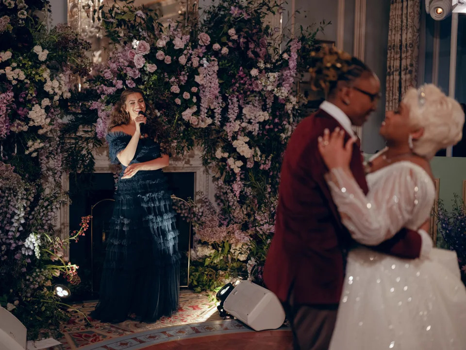 Tori Kelly performed for Hinton and Rae's first dance at their wedding reception.