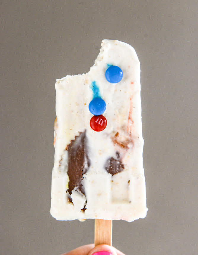 <strong>Get the <a href="http://www.howsweeteats.com/2015/07/late-night-snacksicles/" target="_blank">Late Night Snacksicles recipe</a>&nbsp;from How Sweet It Is</strong>