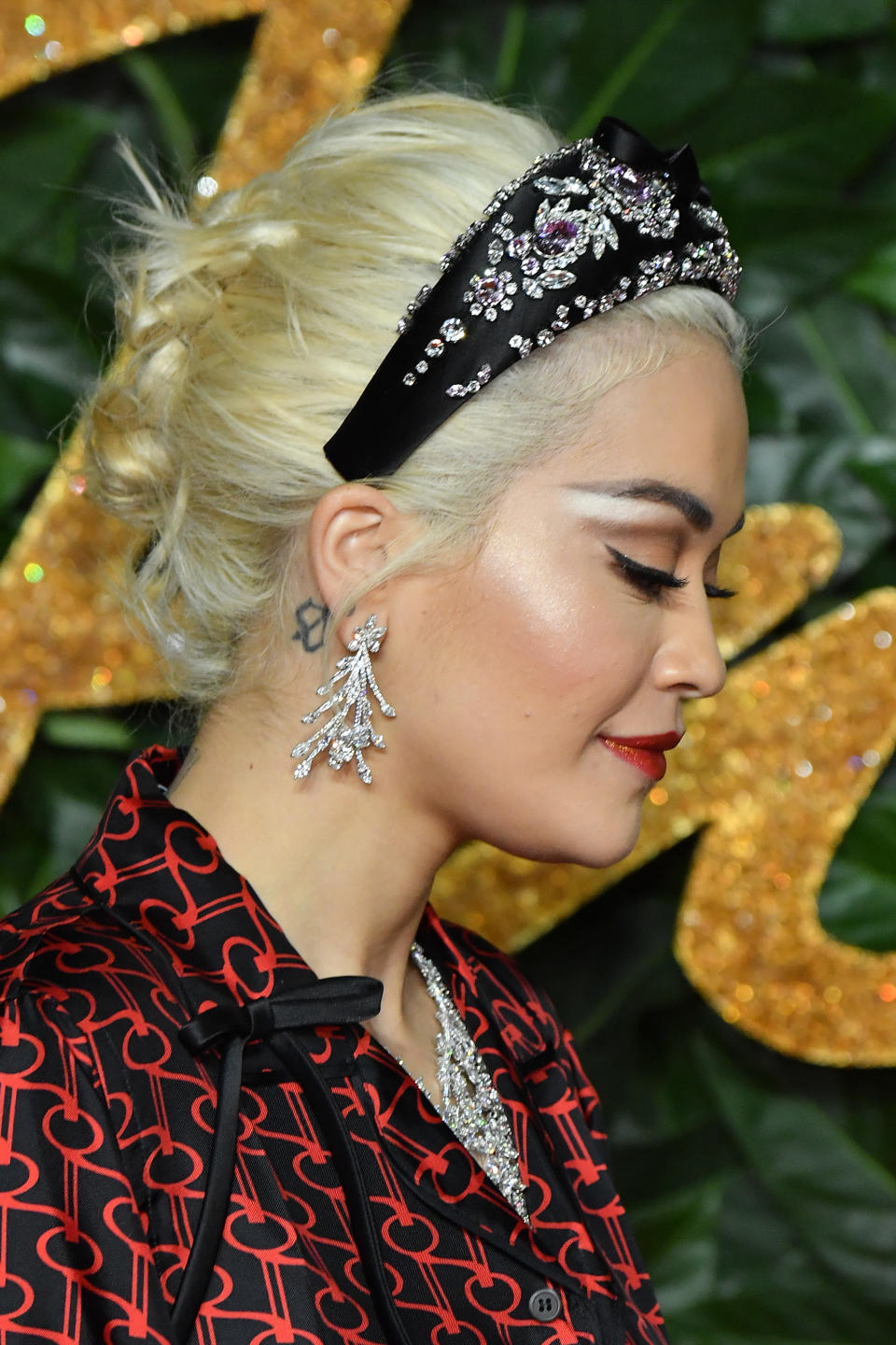 Rita Oras voluminöser Haarreif macht jeden Look zum Anwärter für das Outfit des Jahres. (Bild: Getty Images)