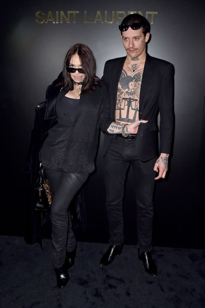 Attitude 100% rock’n’roll pour Béatrice Dalle et Paul Bichet-Galaup ! Le duo a revisité le smoking, pièce culte du vestiaire Saint Laurent, pour assister au défilé crépusculaire imaginé par Anthony Vaccarello qui dévoilait sa collection AH 2020-21. ©Getty Images