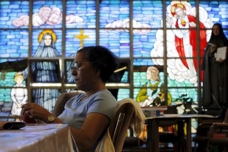 Parishioner Maria Alves knits while keeping a vigil at St. Frances Xavier Cabrini Roman Catholic church in Scituate, Massachusetts July 22, 2015. REUTERS/Brian Snyder