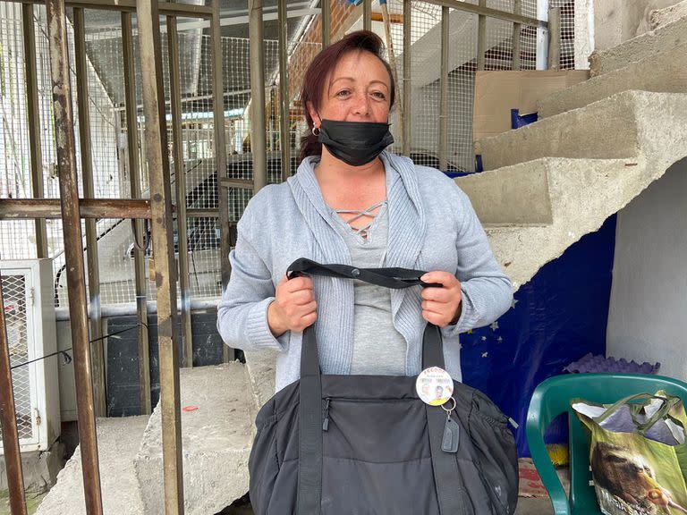 Claudia Alarcom muestra orgullosa su cartera con el pin de Petro