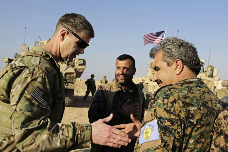 美國打擊伊斯蘭國聯軍司令賈拉德少將（左）感謝曼比吉軍事委員會司令阿戴爾（AP）